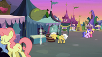 Grand Pear closing his pear stand S7E13