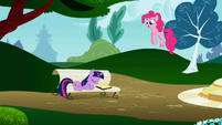 Pinkie Pie looking down at Twilight S1E5