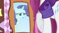 Rarity looking at the mirror S4E19