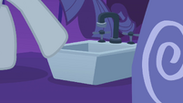 Rarity pushing kitchen sink away S1E14