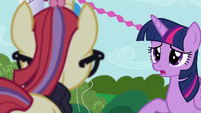 Twilight apologizing to Moon Dancer S5E12