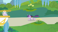 Twilight galloping through Canterlot S1E01