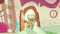 Applejack entering Sugarcube Corner PLS1E3b.png (778 KB)