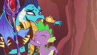 Ember uncomfortable by Spike's hug S6E5