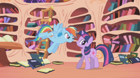 Twilight get cornered S1E2