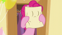 Pinkie puts her face onto the paper S5E19