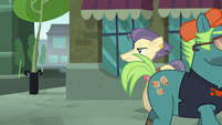 Pouch Pony walking through Manehattan S6E3