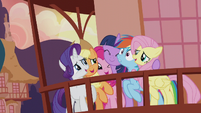 Twilight hugging her friends tightly S5E9