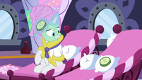 Rarity getting a spa facial all alone S9E19