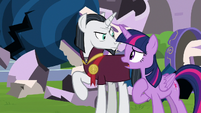 Twilight apologizing to Chancellor Neighsay S8E1