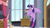 Twilight worried while flying S4E01