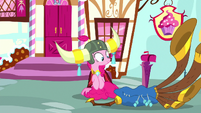 Pinkie drops yovidaphone on the ground S8E18