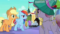 Rainbow and Applejack talk to librarian S3E01