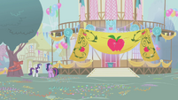 Rarity levitating Applejack banner S1E04