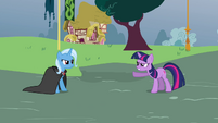 Twilight pointing at Trixie S3E05
