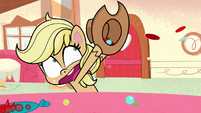 Applejack catching beads in her hat PLS1E12a