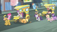 Rarity and friends walking towards the cab S4E08
