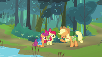 Scootaloo and Apple Bloom meeting up with Applejack