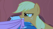 Applejack fighting over the covers S1E08