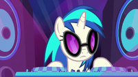 DJ Pon-3 shaking her head at Rarity S8E4