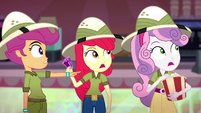 Scootaloo pointing at the theater usher SS11