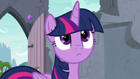 Twilight looking up at the treehouse S9E3