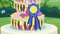 Dessert receiving a blue medal S2E24