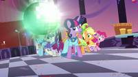 Disco ball bounces past Twilight and friends S5E7