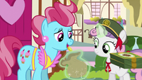 Mrs. Cake giving bits to Sweetie Belle S6E15