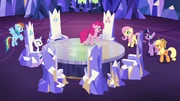 Pinkie Pie dirigiéndose a sus amigas poni T7E11