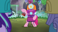 Pinkie Pie taking Starlight and Maud's picture S7E4