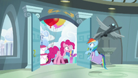 Pinkie stops Rainbow from leaving S6E7