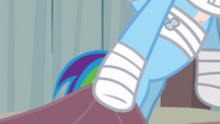 Rainbow Dash getting out of hospital bed S4E10