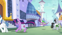 Twilight and Spike race through Canterlot S9E5