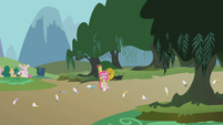 Pinkie Pie saving the day S01E10