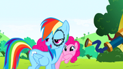 S01E05 Żart Pinkie Pie wypróbowany na Rainbow Dash