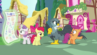 Scootaloo pointing off-screen S6E19