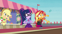 Applejack messes up Sunset's ring toss EGROF