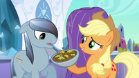 Applejack presenting fritters S3E2