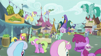 Background ponies in the market S2E23