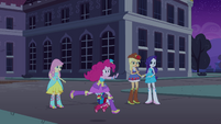 Pinkie Pie running toward the portal EG