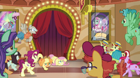 Ponies converge on Applejack and Fluttershy S6E20