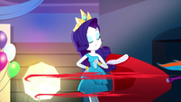 Rainbow Dash snatches Rarity's queen cape SS2