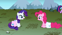 Rarity and Pinkie playing tic tac toe S1E7