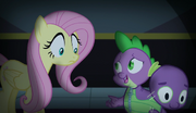 S05E21 Spike namawia Fluttershy