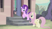 Starlight y Fluttershy caminando hacia la casa de Starlight EMC-P2