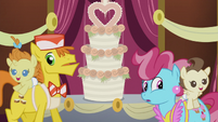The Cakes arrive at the wedding S5E9