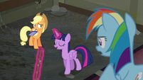 Twilight "sweep, sweep, sweep"s the floor as AJ and RD watches S6E9