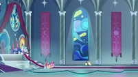 Mail courier flying into the throne room S8E25