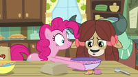 Pinkie gives an empty bowl to Yona S9E7